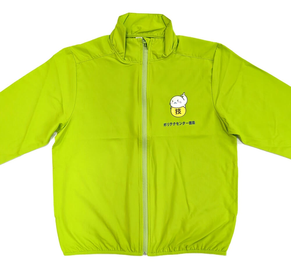 ジャンパーの左胸にはキャラクターデータをプリントしています。<br>前後ともにネーム＆ロゴ入りなのでオリジナル感満点のジャンパーの完成です。