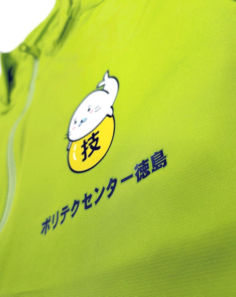 キャラクター部分のプリントは熱転写フルカラープリントという方法でロゴ入れさせていただいております。<br>仕上がりはこのように文字の縁取りにジャンパーと同じ色の縁取りが付きます。が全然問題ないキレイな仕上がりでございます。