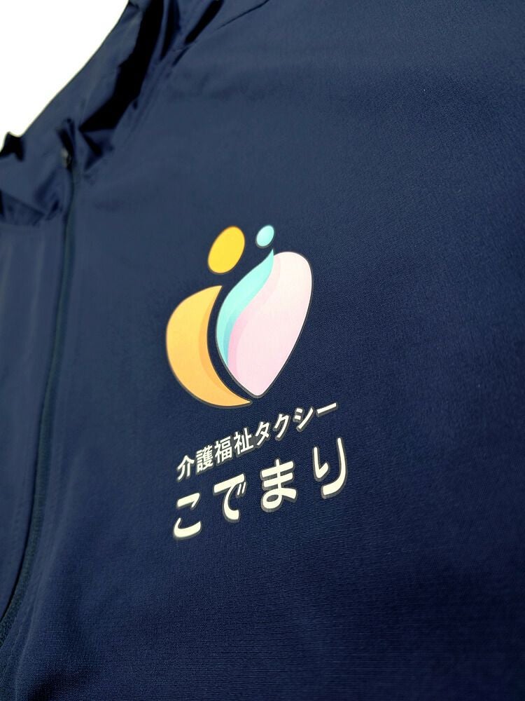 オリジナルジャンパーの左胸にロゴ入れさせていただきました。<br>前面にロゴ入れするとお客様から良く目立つので効果抜群です