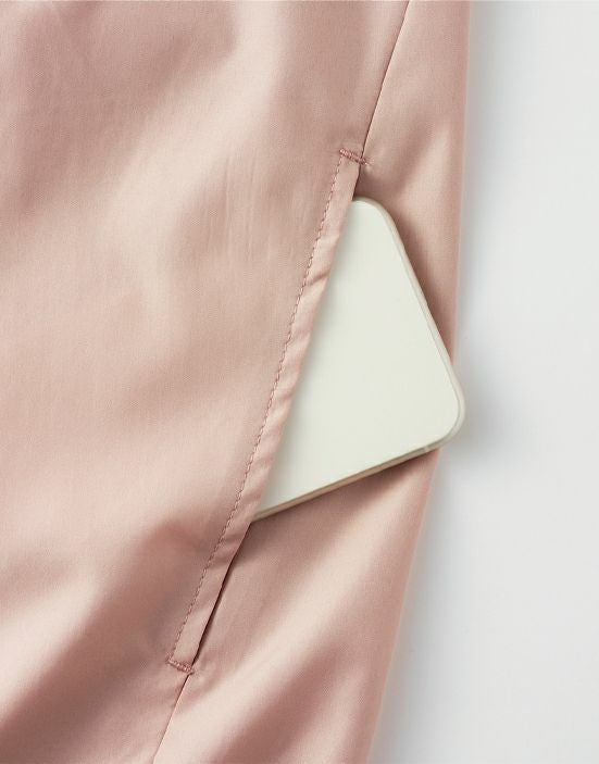 スラッシュポケット：取り出しやすいように少し前の位置に設計