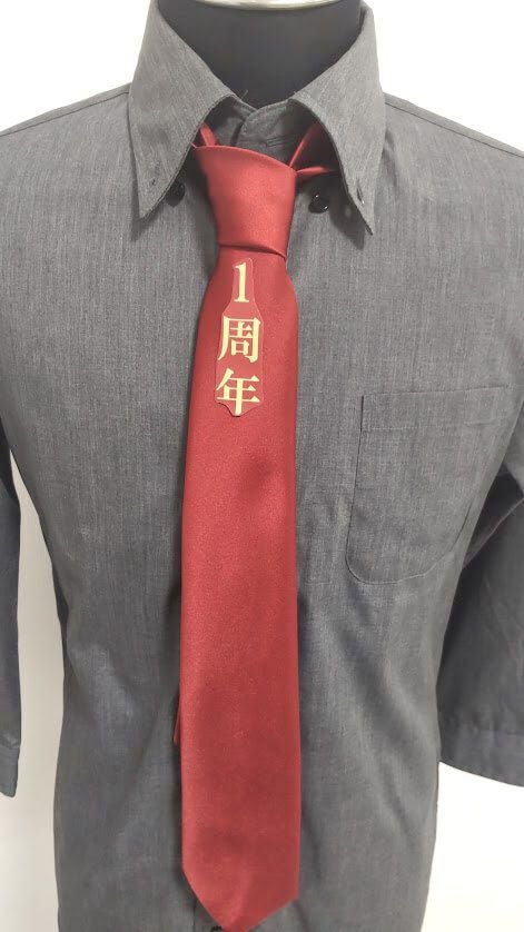 実際にネクタイに刺繍を入れる前にプリントアウトした紙を貼り付けて刺繍位置を決めていきました。