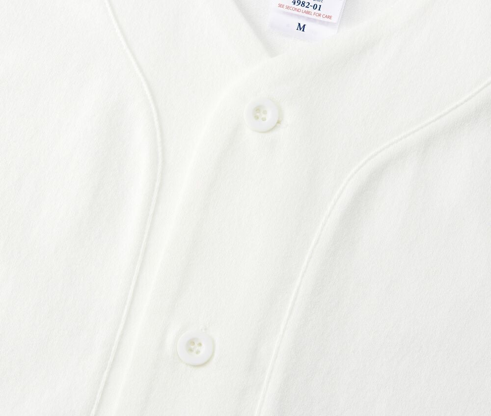 マットな質感のボタンは身頃同色