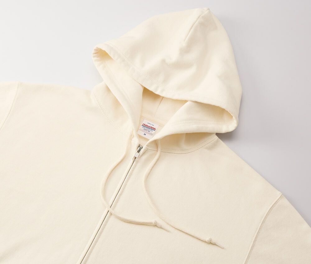 立体感のある二重フードが特徴