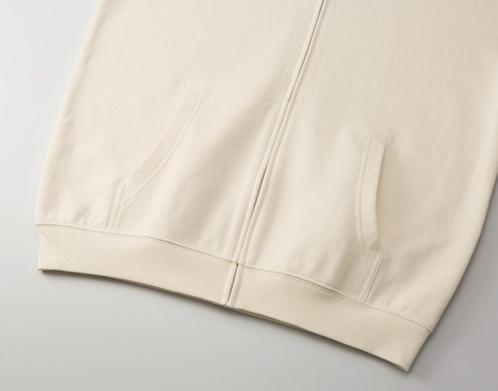 大きめのカンガルーポケット、裾口はリブ仕様