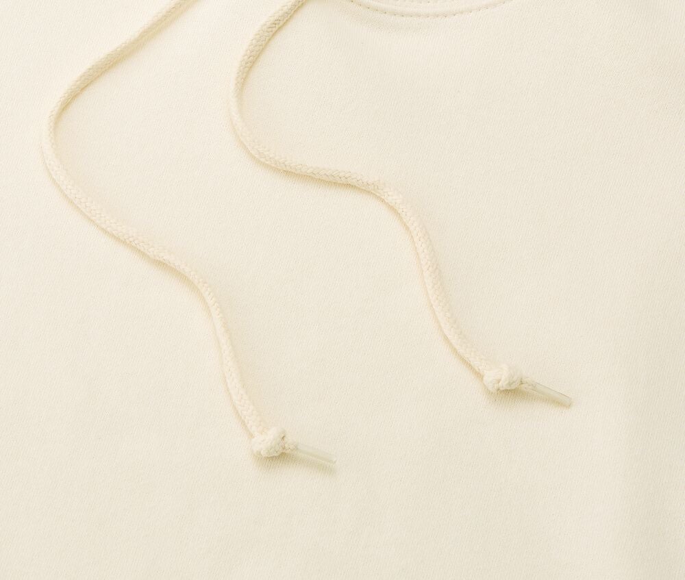 太めのフードひもは丸ひも身頃同色、ひも先はセルチップ加工