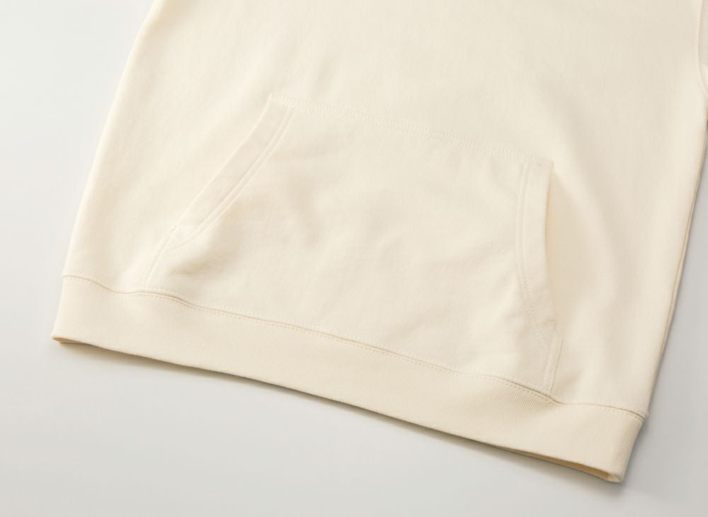 大きめのカンガルーポケット、裾口はリブ仕様