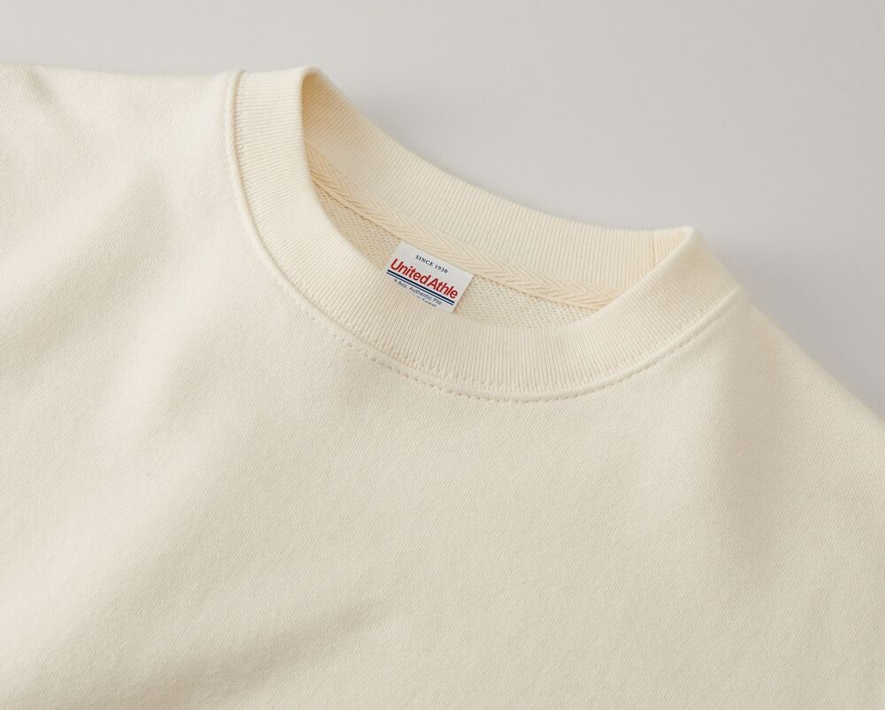 首リブはダブルステッチ始末、襟伏せテープは身頃同色の杉綾テープ仕様のため、堅牢な仕上がり