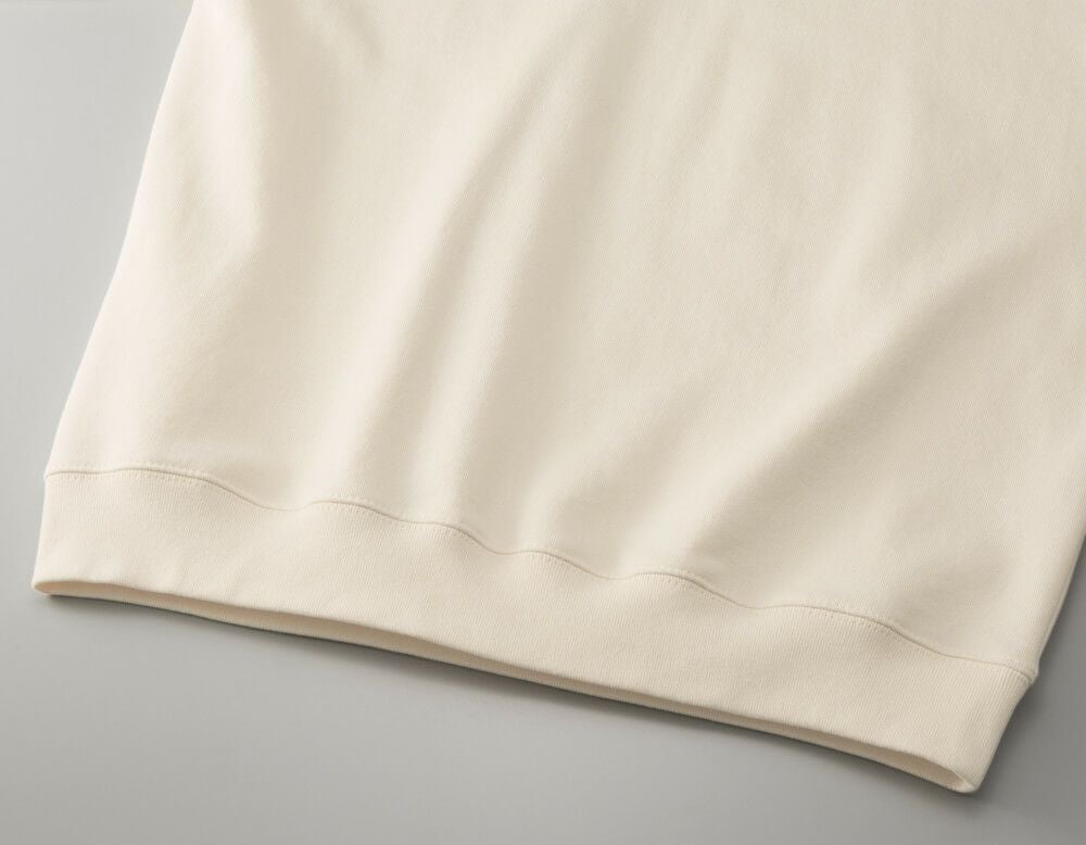 裾口のリブと身頃のシームラインは、堅牢なダブルステッチ始末