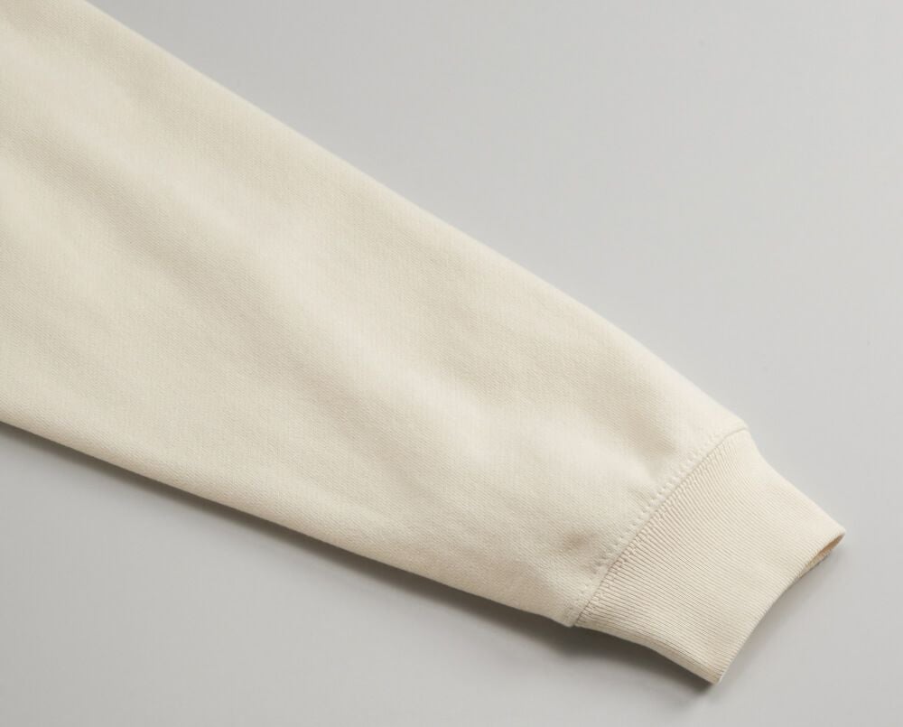 袖口はリブ仕様、シームラインは堅牢なまたぎ2本針始末