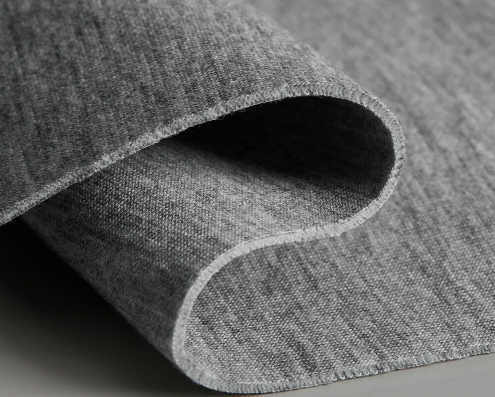 2枚の生地を中糸で繋ぎあわせた多重構造のダンボールニット生地（断面図）