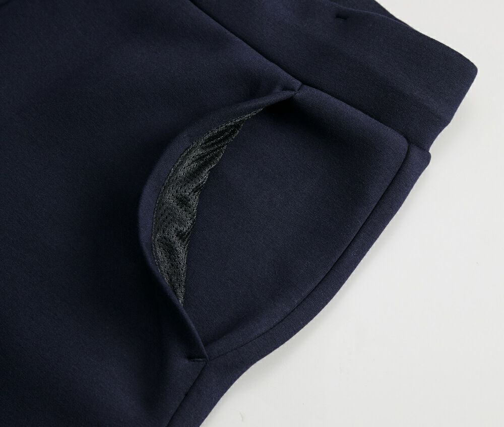 サイドポケット付き。ブラックとネイビーにはブラックカラーのメッシュを使用