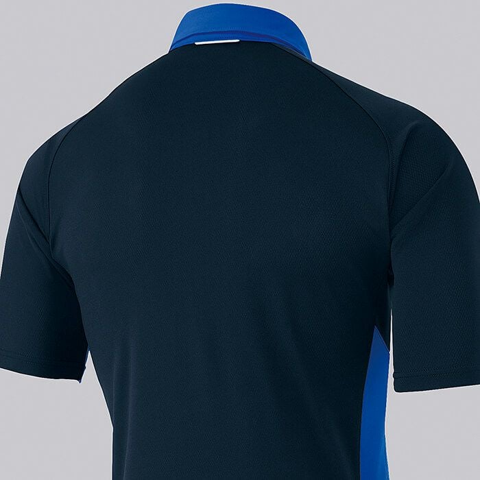 背中と袖下は通気性の良いディンプルメッシュ生地を採用