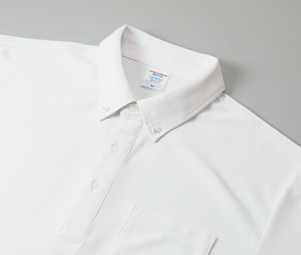 ブラックとネイビー以外のカラーには乳白色のボタンを使用