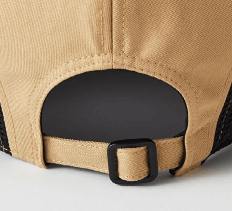 後ろのベルトで簡単にサイズ調整