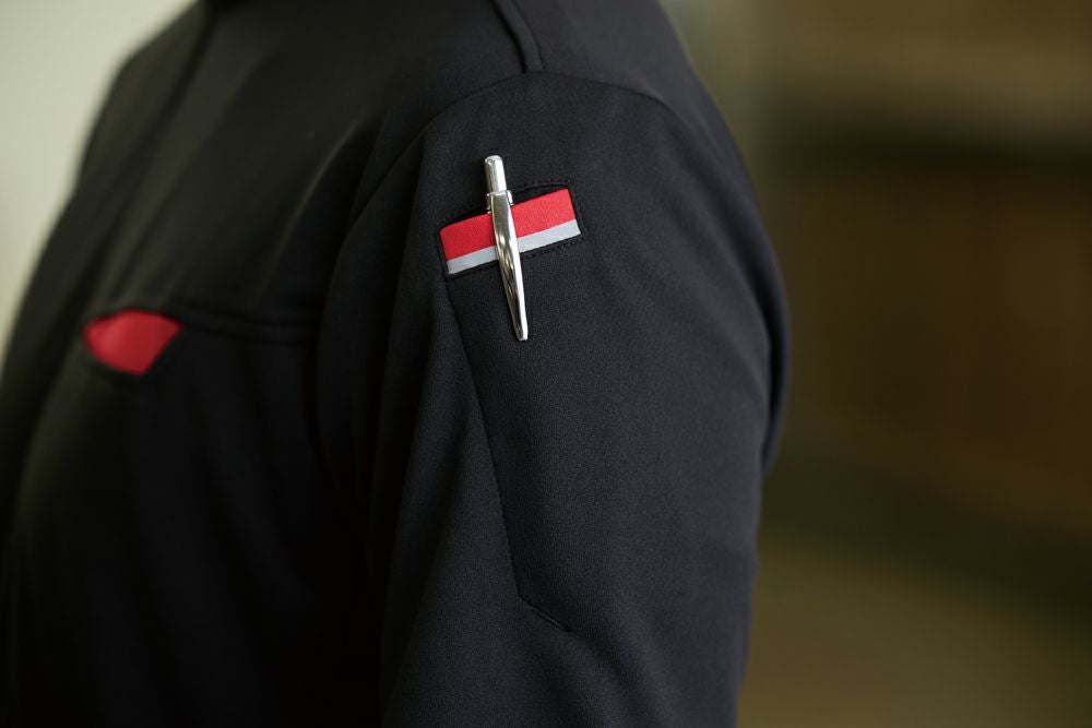 袖部のペン差しポケットはボディカラーと異なる配色デザイン＆反射テープ付き。