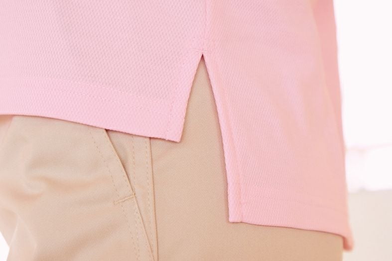 裾スリット<br>前屈みでも背中の出ない段差スリット。