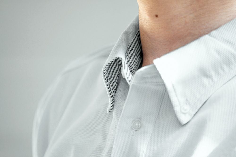 襟元ストライプ<br>襟元、袖裏のストライプスデザインが爽やかなアクセントに。