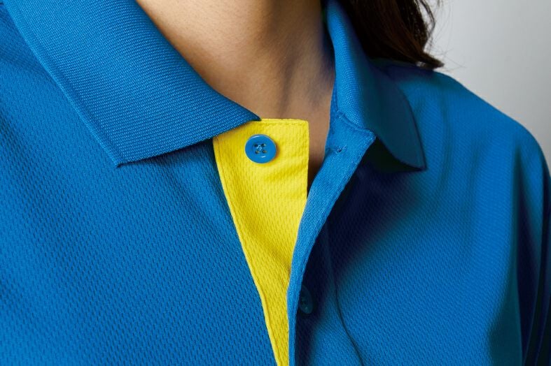 ビビッドカラーのアクセント<br>前立、袖、裾部分の配色を変えた2色使い。さりげなさの中に個性を感じるデザインに仕上げました。