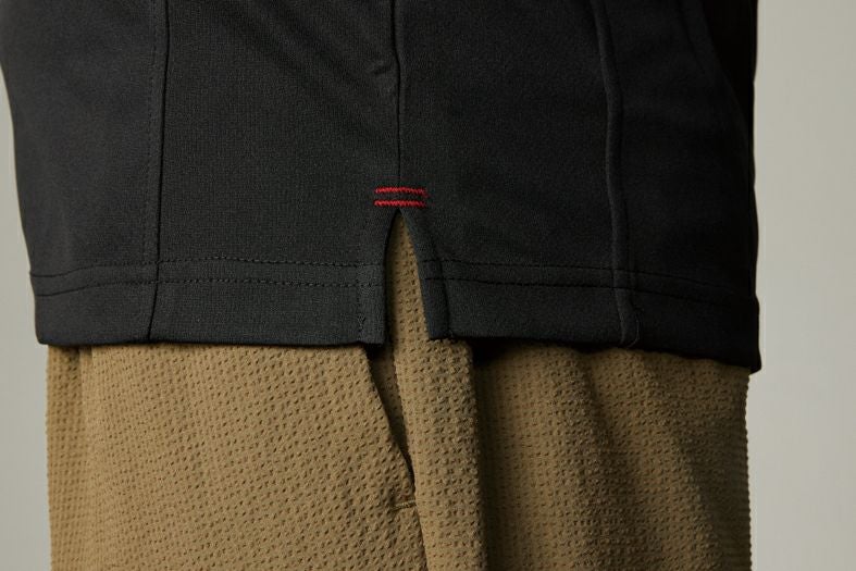 裾スリット<br>動きやすさを生み出す裾スリットには、補強とデザインのアクセントとなるカラーステッチ。