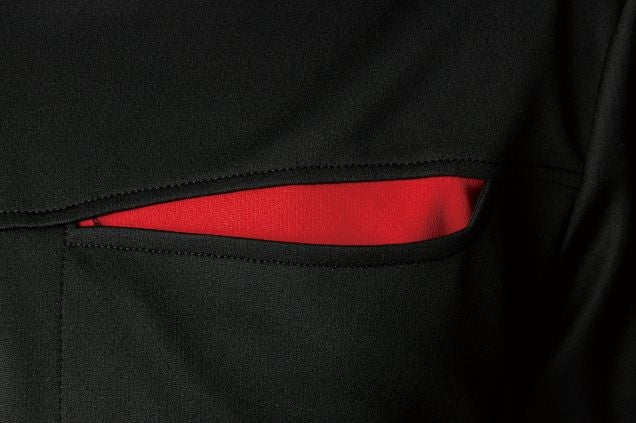 ポケットデザイン<br>胸の切りポケ部分はボディカラーと異なる配色デザインを採用。