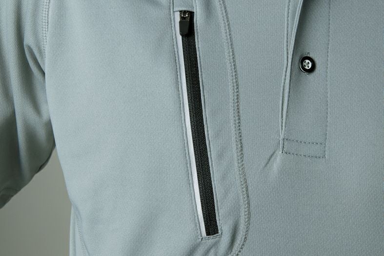 ポケット<br>胸にはポロシャツではめずらしいファスナーポケット付き。しかも大容量、反射プリント付き。