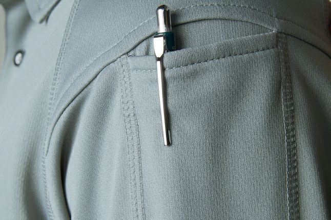 ペン差しポケット<br>袖部には便利な大型ペン差しポケット付きで仕事をサポートします。