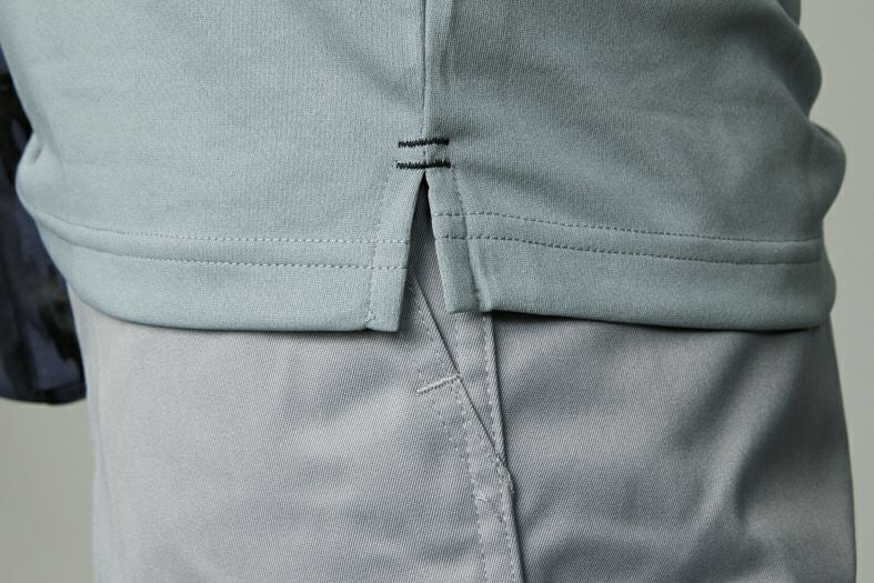 裾スリット<br>動きやすさを生み出す裾スリットには、補強とデザインのアクセントとなるカラーステッチ。