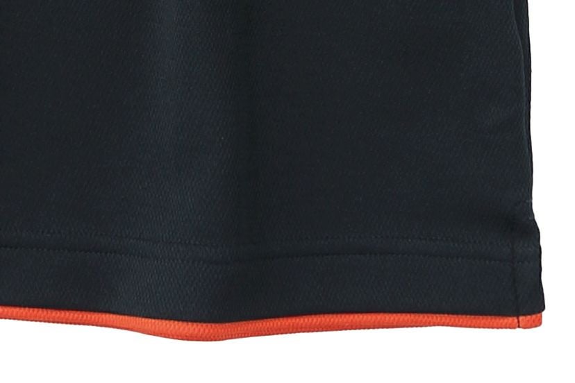 レイヤードデザイン<br>襟元と裾部分にアクセントとなるレイヤードデザインを採用。全3種類のカラーパターンを展開しています。