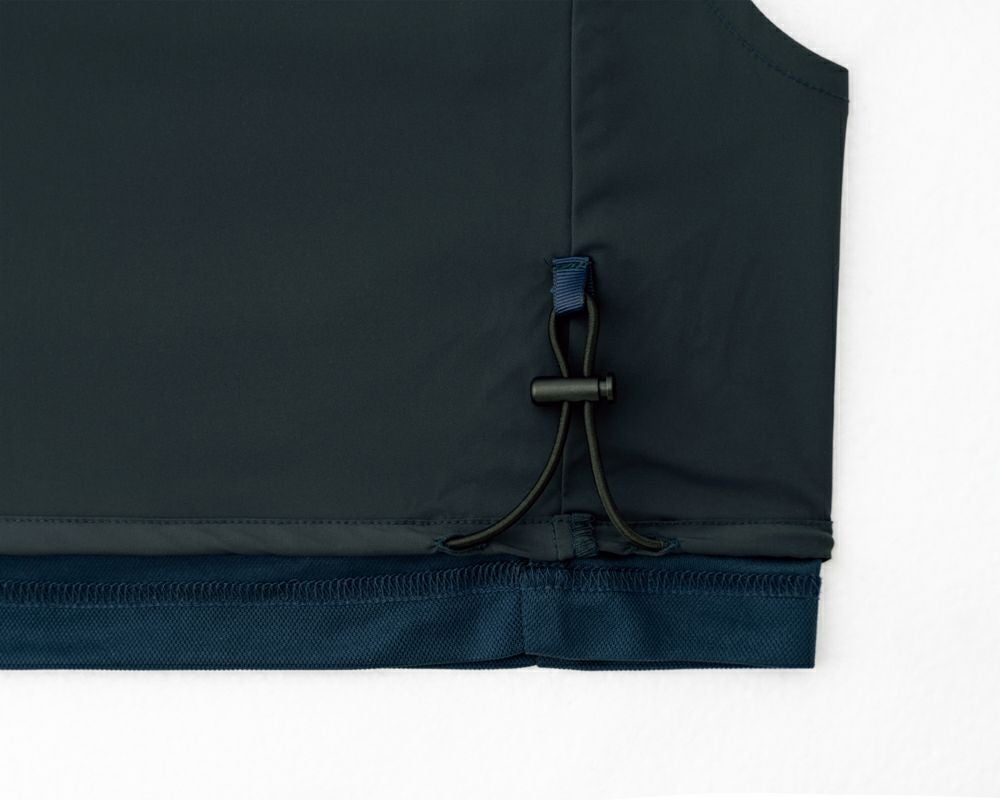 裾から空気が漏れるのを防ぐドローコード付き