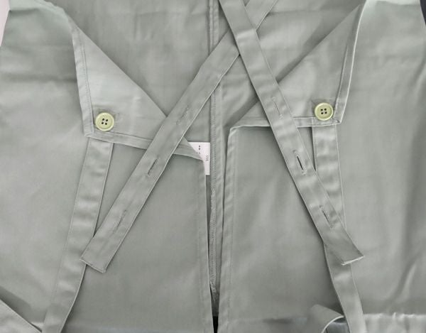 ボタンのカラーはエプロンと同色