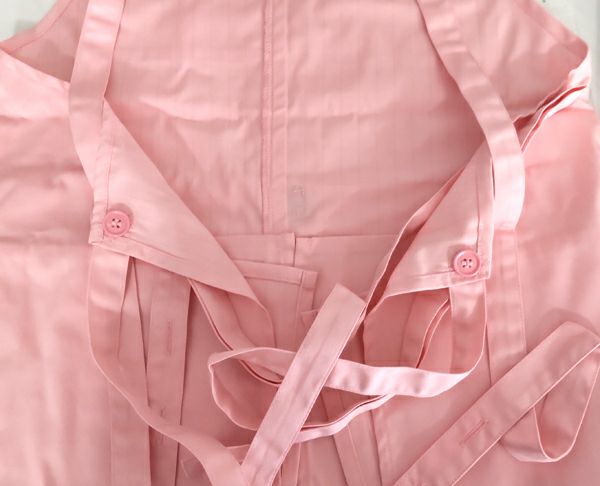 ボタンのカラーはエプロンと同色