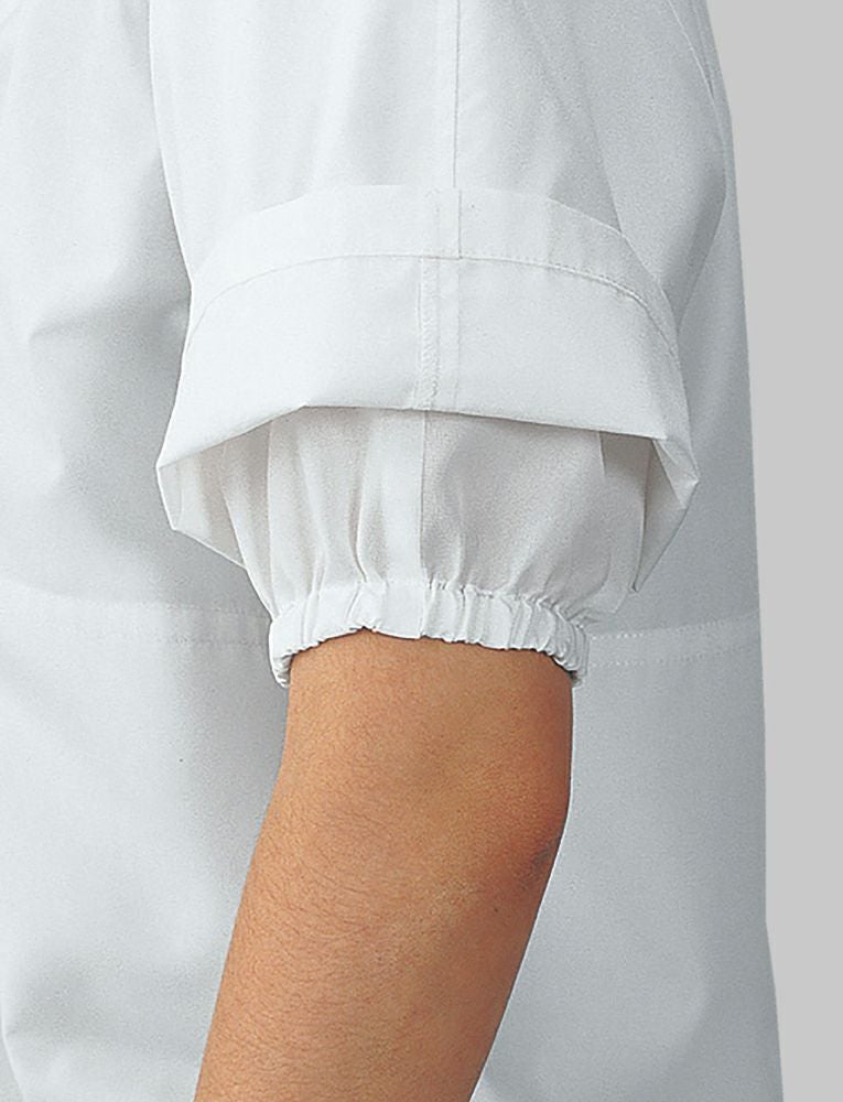 コックコートアンダーカバー袖口<br>アンダーカバー（内側の布）の付いた二重構造の袖口は、幅広のゴムで絞ってあり、体毛の落下による製品への混入を防ぐ衛生仕様になっています。