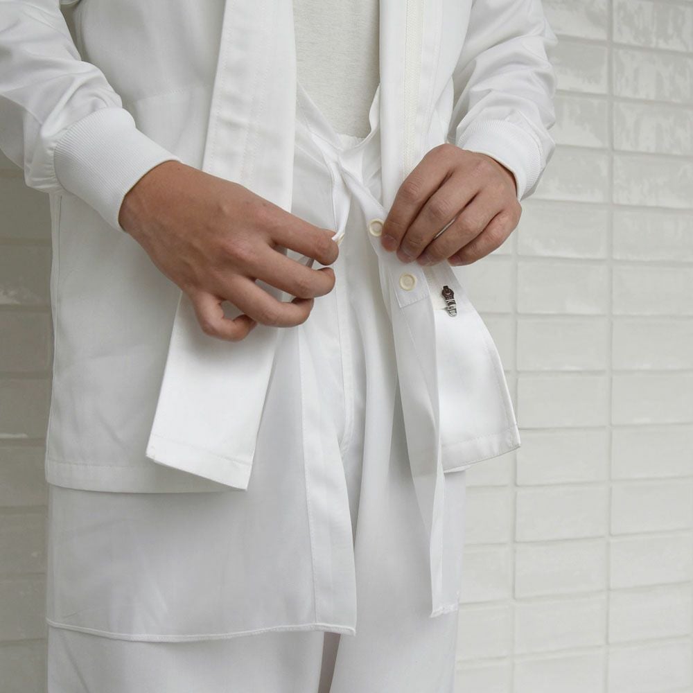 アンダーカバー：身頃は二重構造。左右のアンダーカバー（内側の布）を重ねてテーピースナッパーで留め、裾をパンツの中に入れれば、毛髪などの落下を防ぎます。