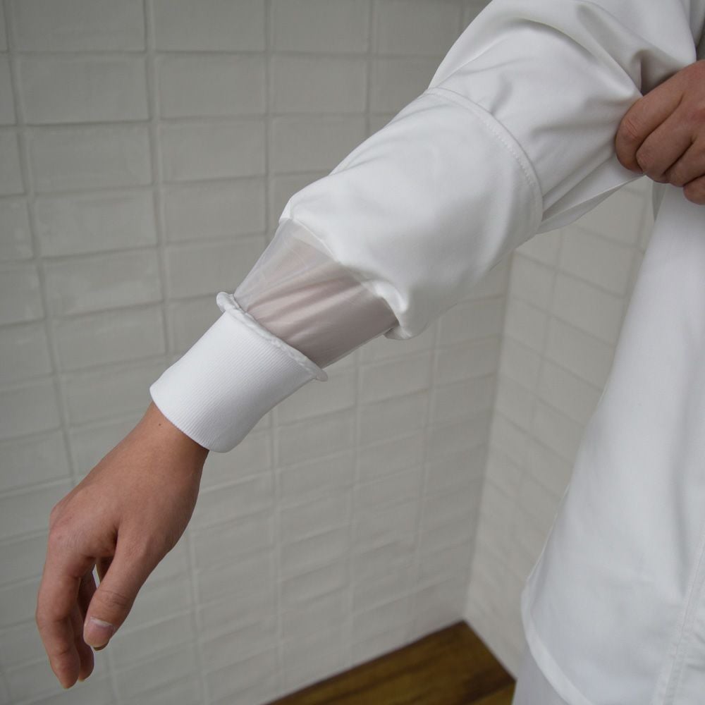 袖口：袖口は二重構造。アンダーカバー（内側の布）の袖口はリブ仕様で、体毛の落下による製品への異物混入を防ぐことができます。また、ゴムではなくリブを用いる事でフィット感があり、経年によりのびてしまう等の劣化を防いでいます。