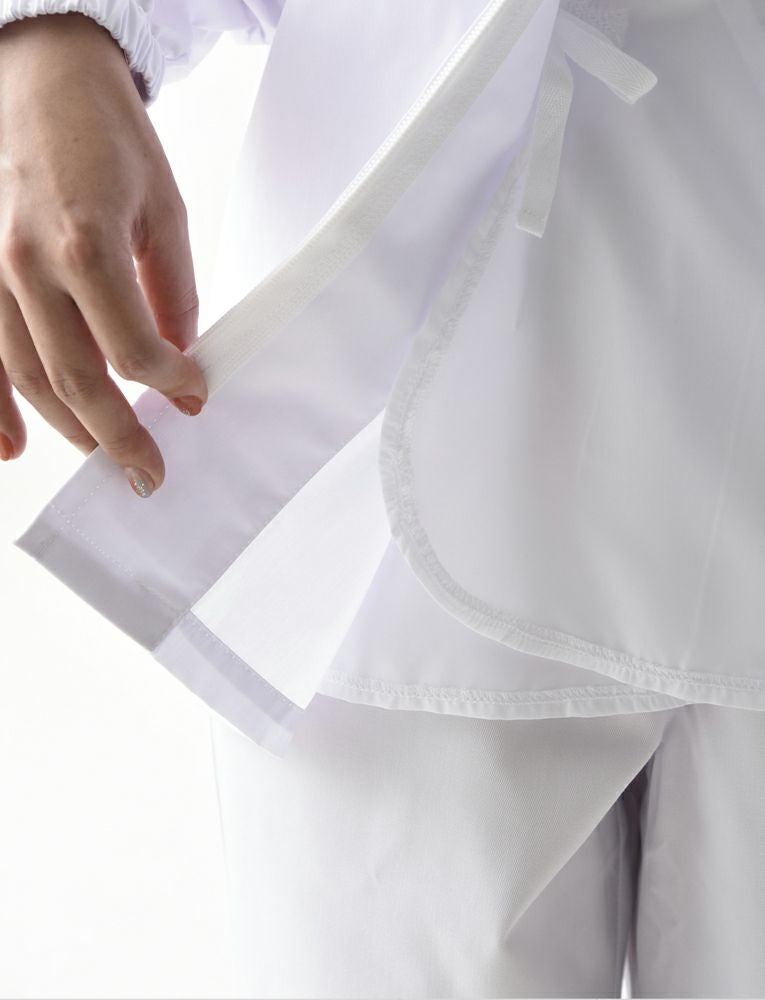 アンダーカバー：身頃は二重構造。左右のアンダーカバー（内側の布）を重ねて紐で結び、裾をパンツの中に入れれば、毛髪等の落下を防止できます。