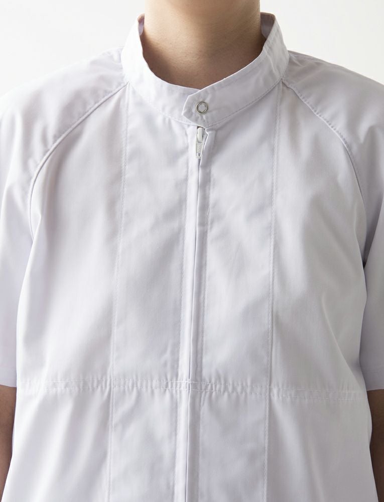 襟：首まわりを締めつけないゆったりめのスタンドカラー。頭巾の裾を中に入れれば、頭髪の落下を防止できます。衿元の乱れを防ぐドットボタン付き。