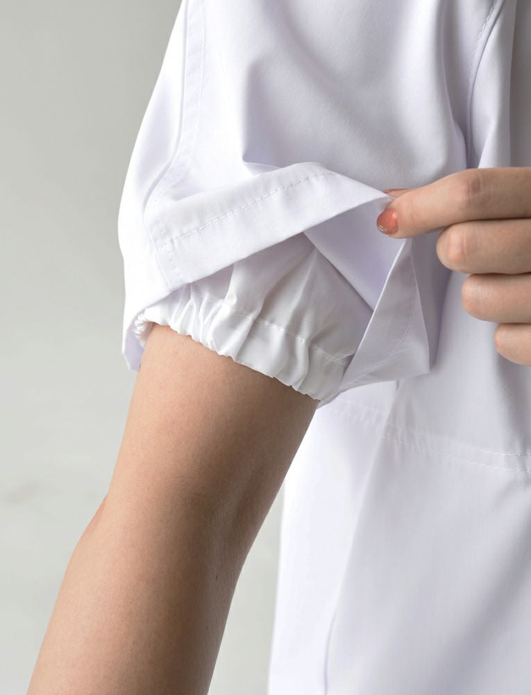 袖口：脇下にゴム入りのアンダーカバーが付いており、どちらも体毛等の落下を防ぎます。