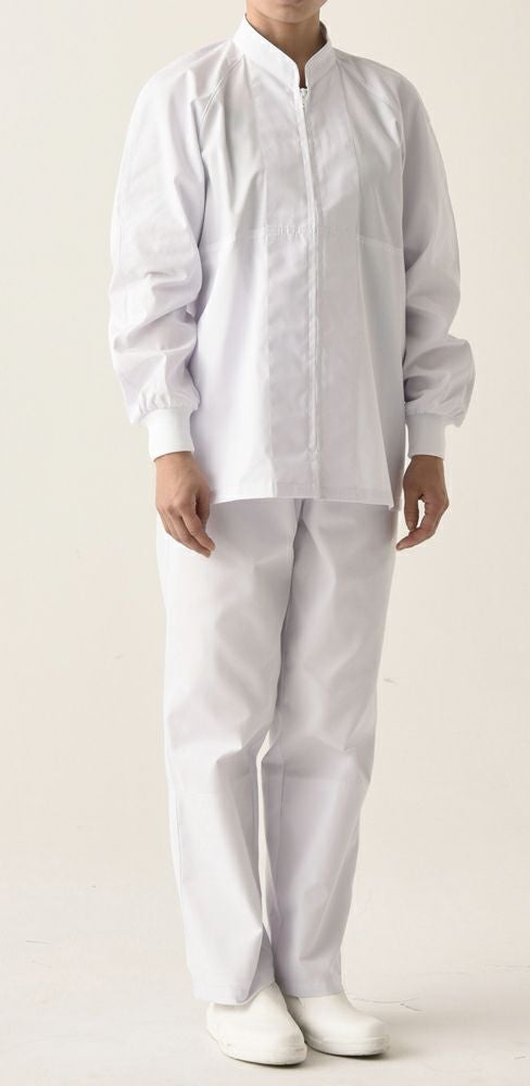 襟：首まわりを締めつけない、ゆったりめのスタンドカラー。頭巾の裾を中に入れれば、頭髪の落下を防止できます。