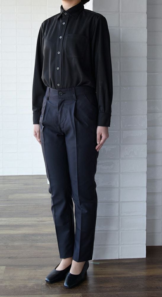 女性：チャコール