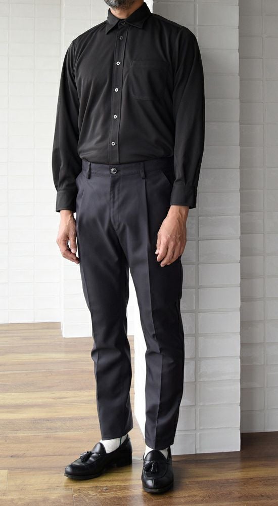 男性：チャコール