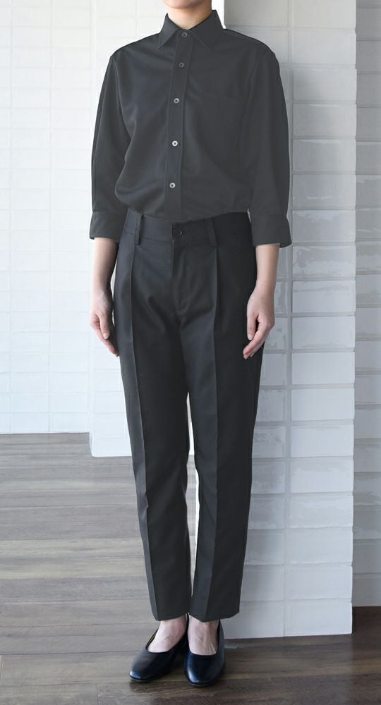 女性：チャコール