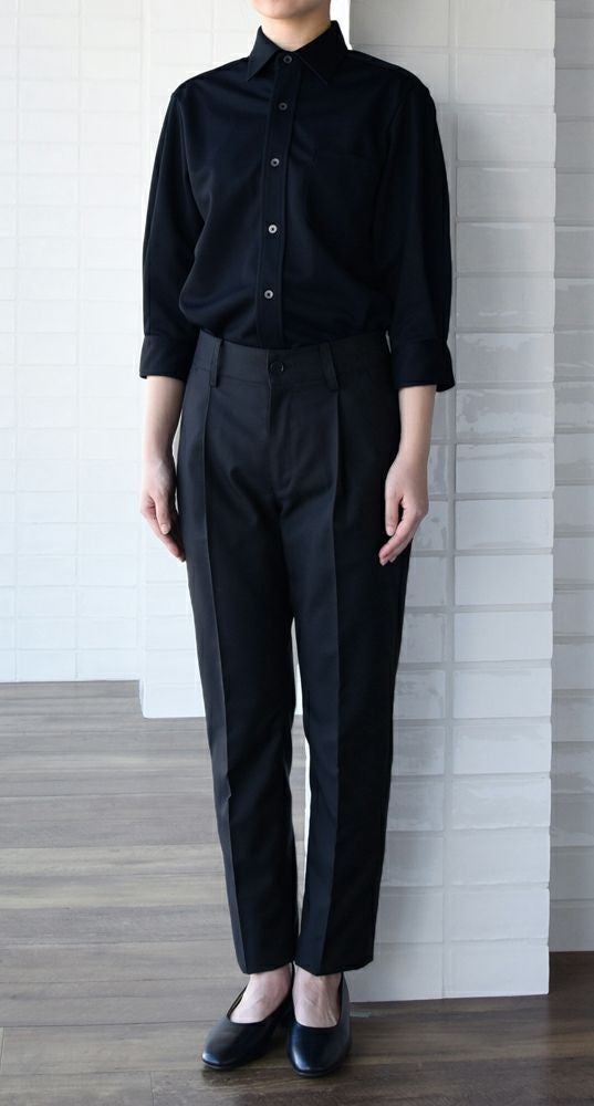 女性：ブラック