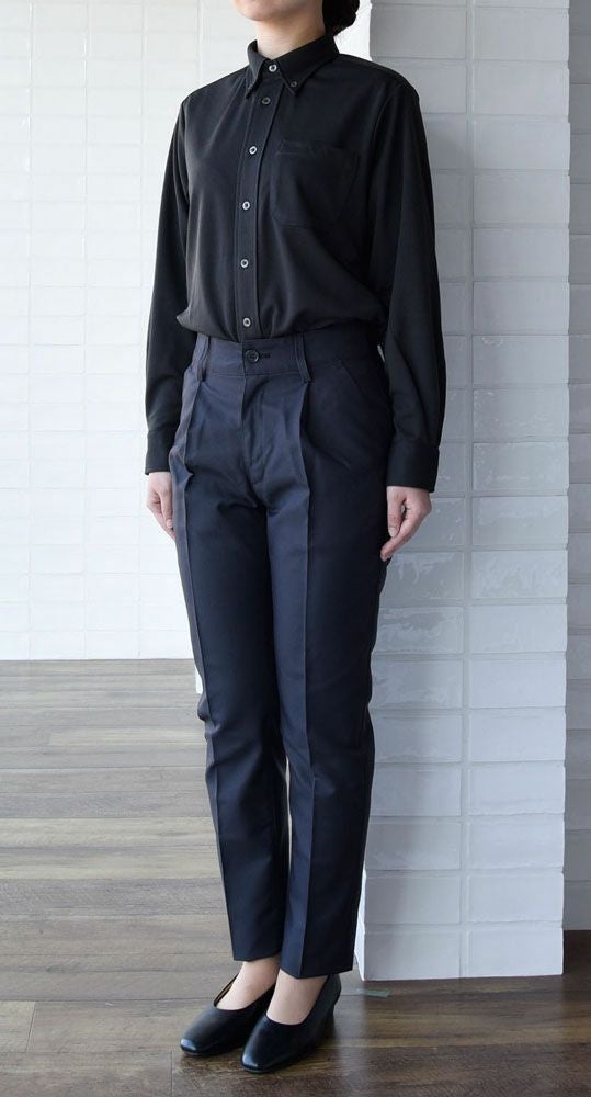 女性：チャコール