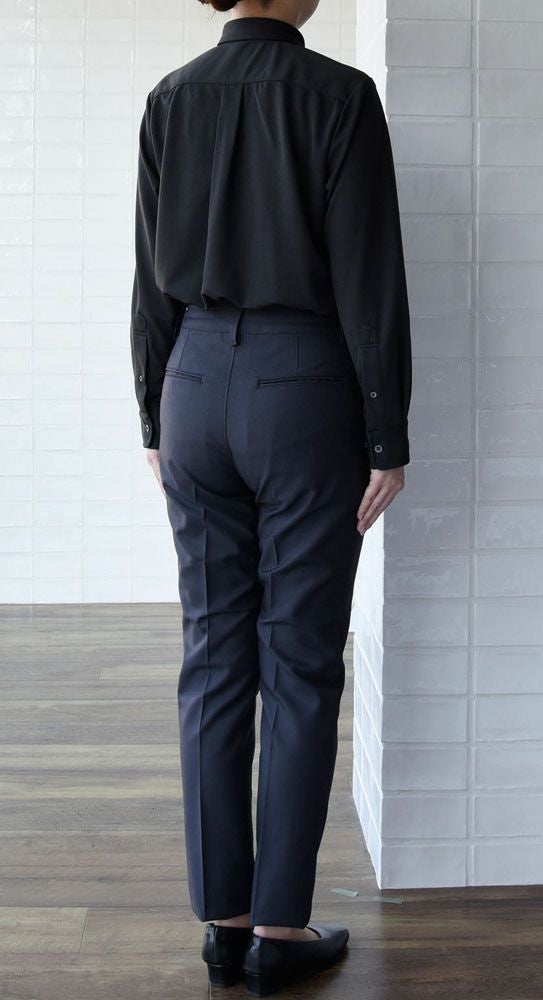 女性：チャコール