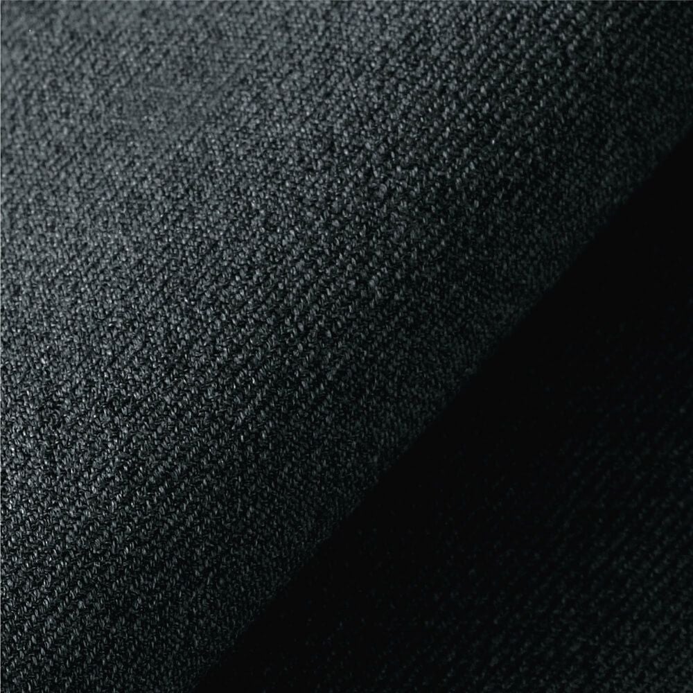 ギャバジン［ポリエステル100％］<br>緻密かつ丈夫で腰のある、しっかりとした織物。ポリエステル100％ながら高級感がある一方で、耐久性やストレッチ性などの機能についてはウールより充実している。