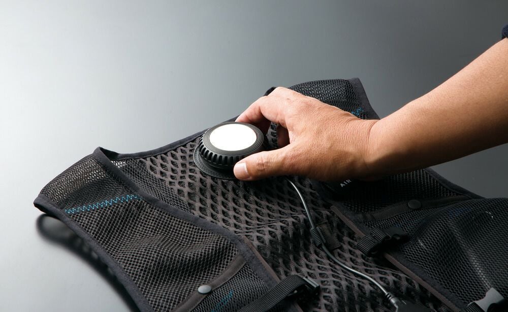 はめ込んだ後に右に回して冷却ペルチェ式クーラーを取り付けます