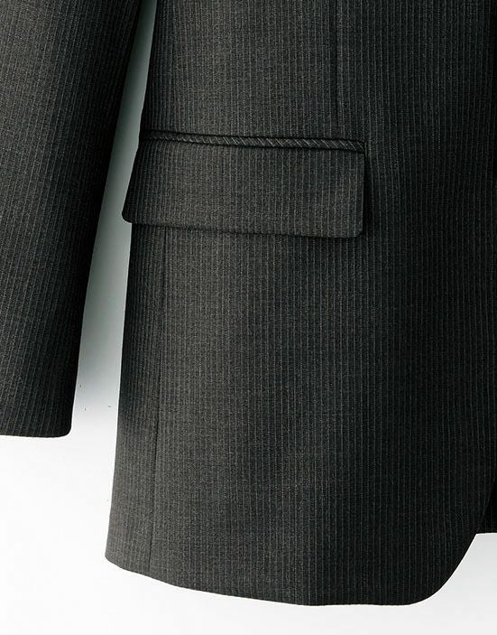 左右の裾にはポケットが付いているので便利