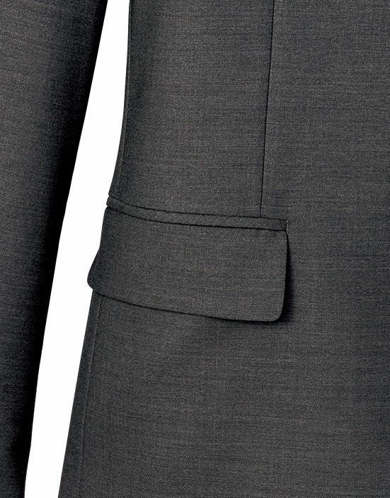 左右の裾にはポケットが付いているので便利