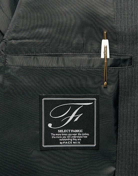 ペンなどを挿せる内ポケットが左右に付いています