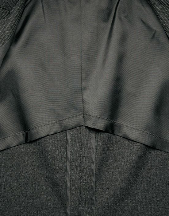 裏地は背抜き仕立てで、通気性が良く快適な着心地